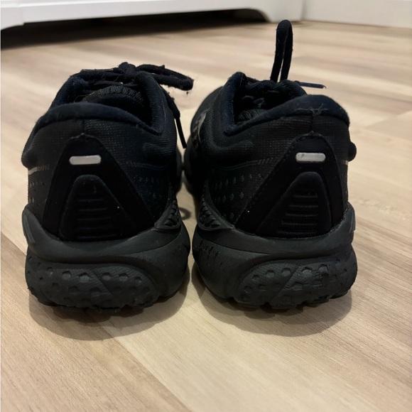 Brooks woman’s running shoe - Picture 4 of 6